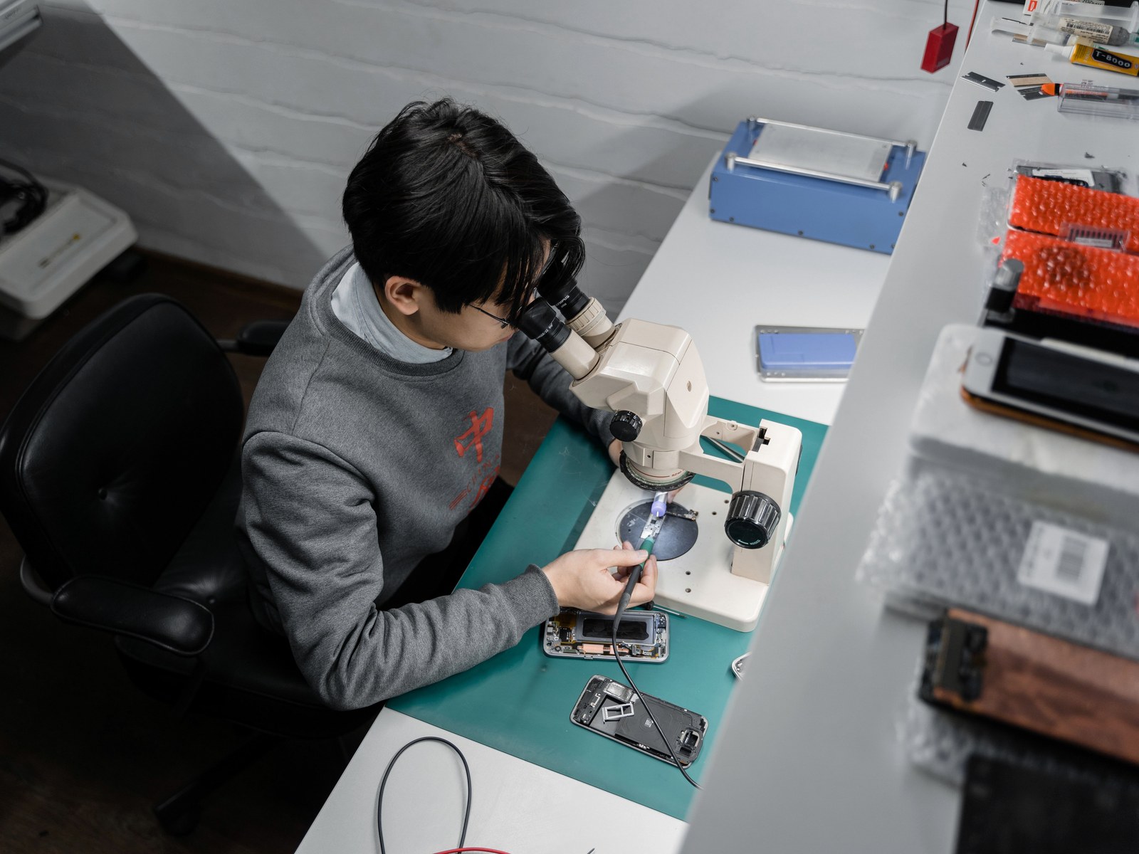 Technicien réparant un smartphone